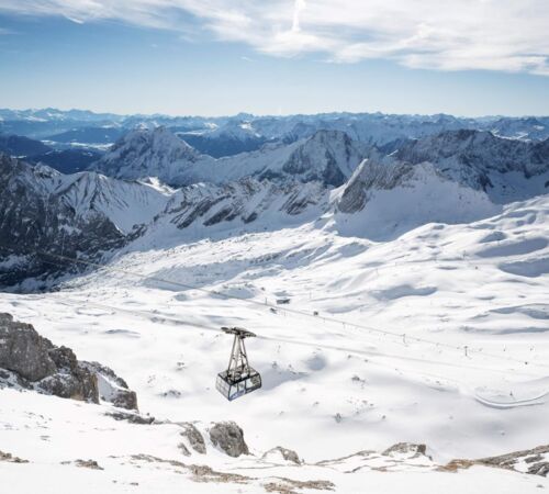 Die Gondel der Gletscherbahn fährt vom Gipfel der Zugspitze auf das Zugspitzplatt.