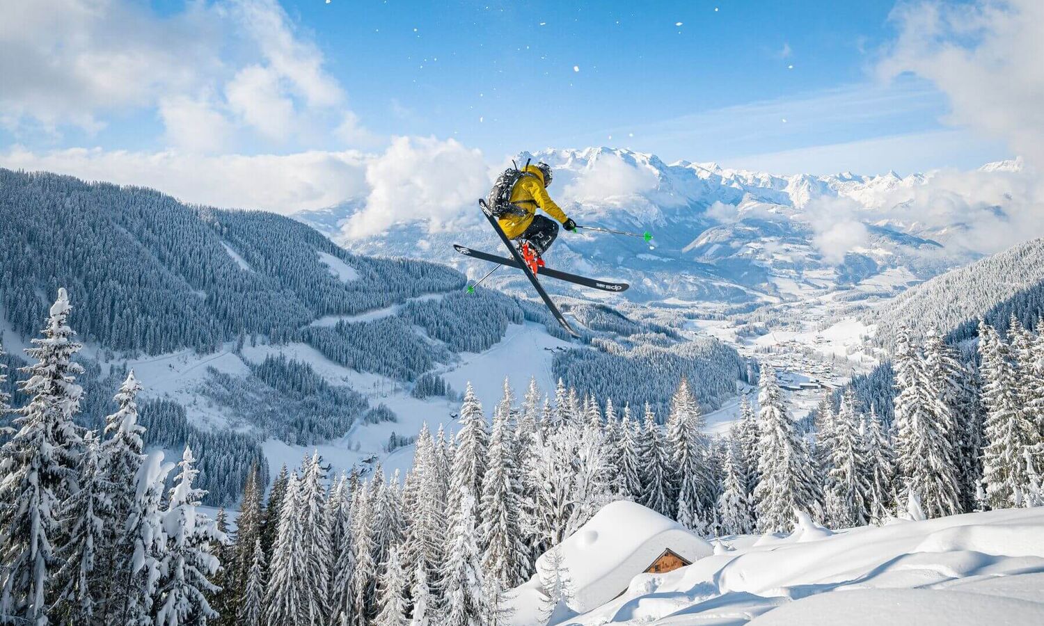 Skiërs in een schilderachtig winterlandschap in de regio Salzburg.