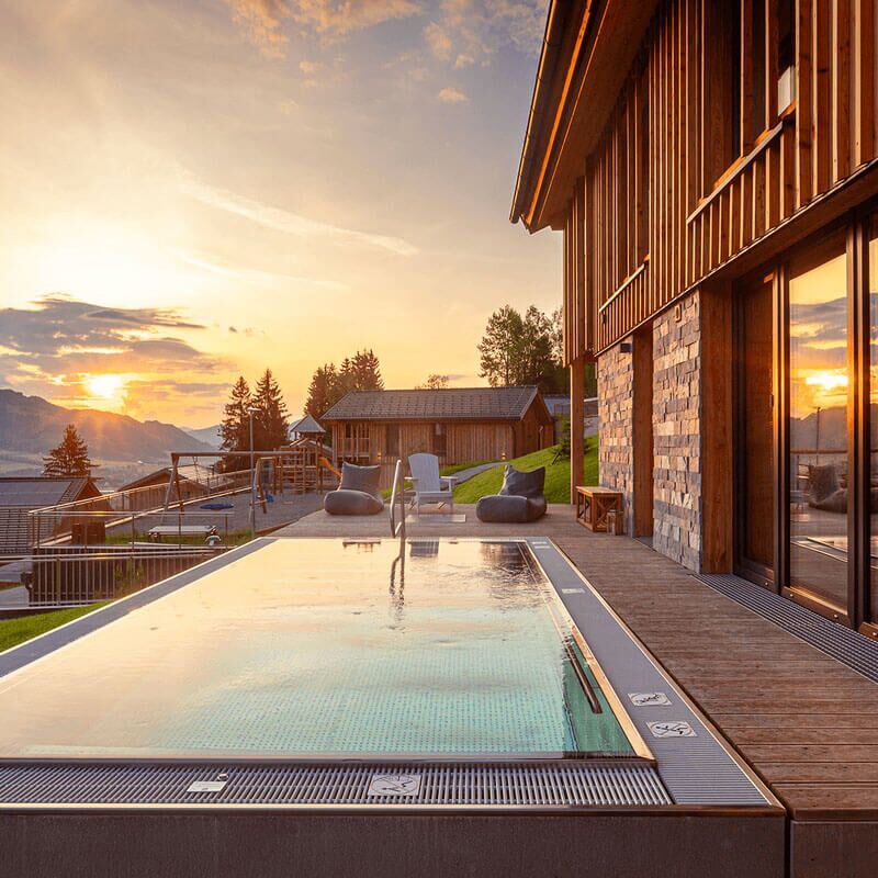 Pool bei Sonnenuntergang im Bergresort Hauser Kaibling