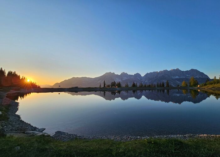 Astbergsee zum Sonnenuntergang mit Blick auf den Wilden Kaiser