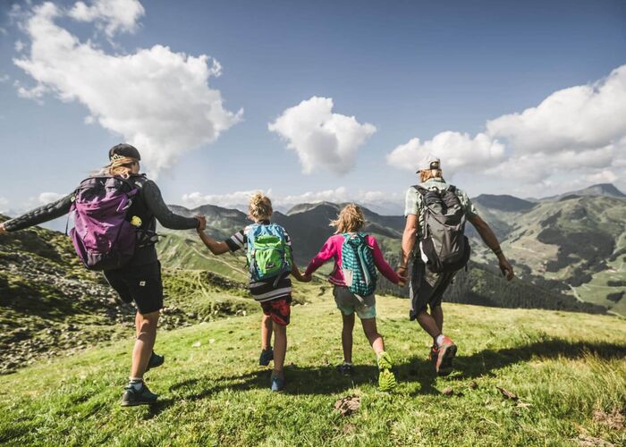Familie wandert in Saalbach Hinterglemm