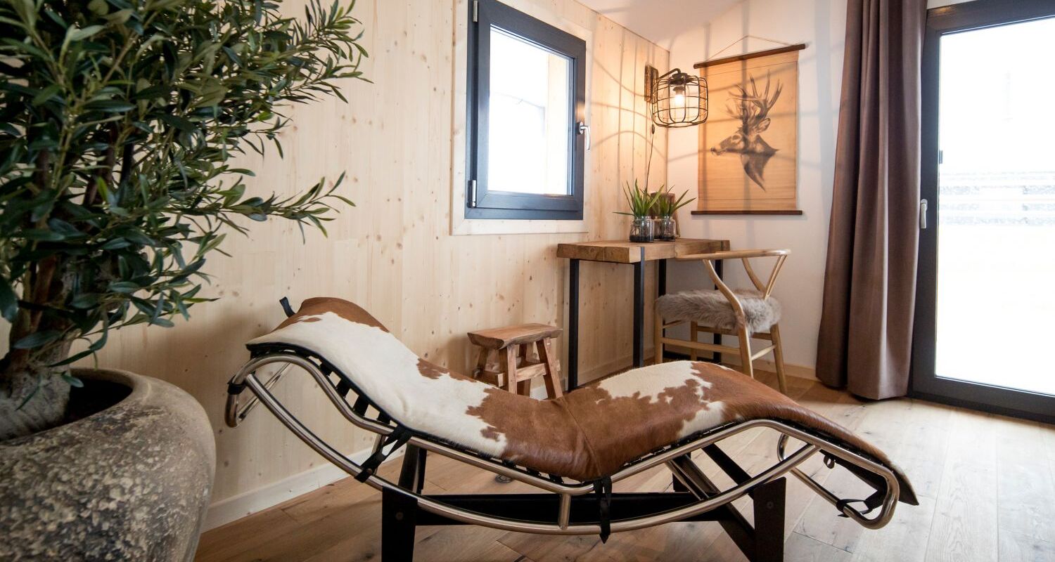Relaxstuhl steht im Wohnbereich eines Ferienhauses