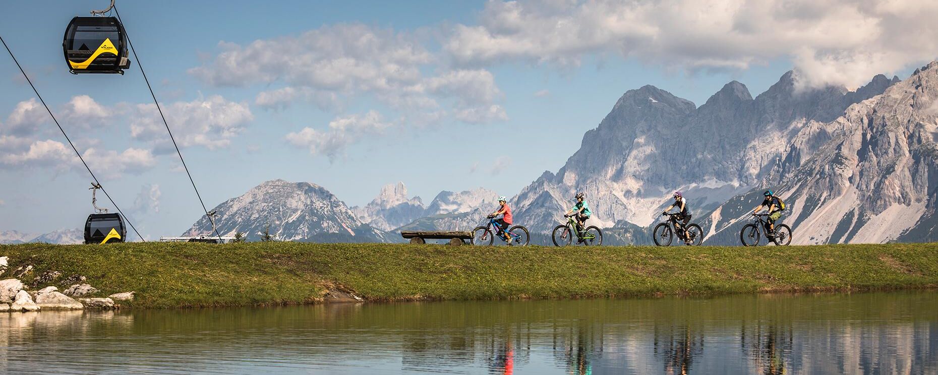 planai gondelbahn mit ausblick auf den dachstein v c roland haschka chy8wc5rgv4py8a