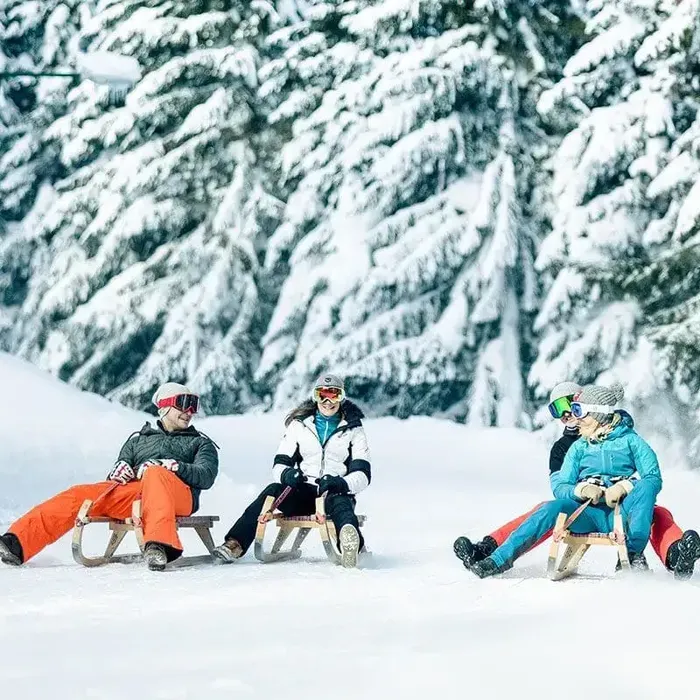Rodelen in Koenigslehen met kinderen te zien