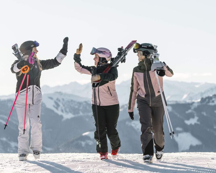 skiing with friends (c) saalbach.com | Christoph Johann