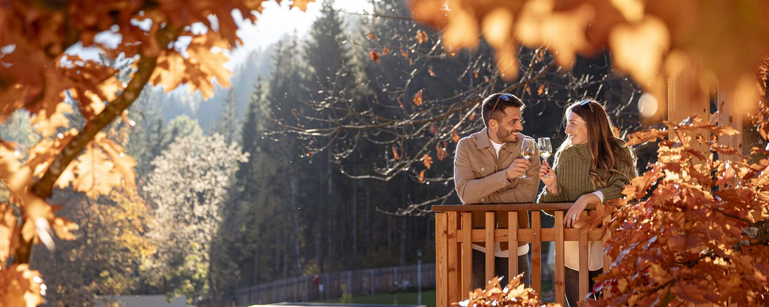 Chalets und Glamping Nassfeld, Pärchen im Herbstlicht