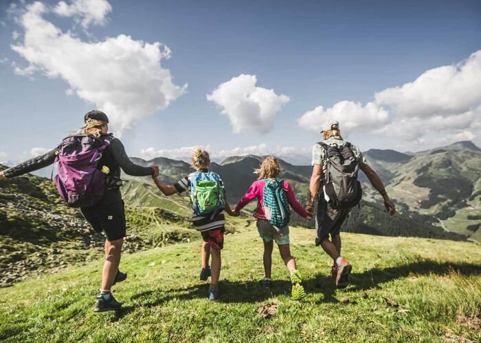 Familie wandelt in Saalbach Hinterglemm