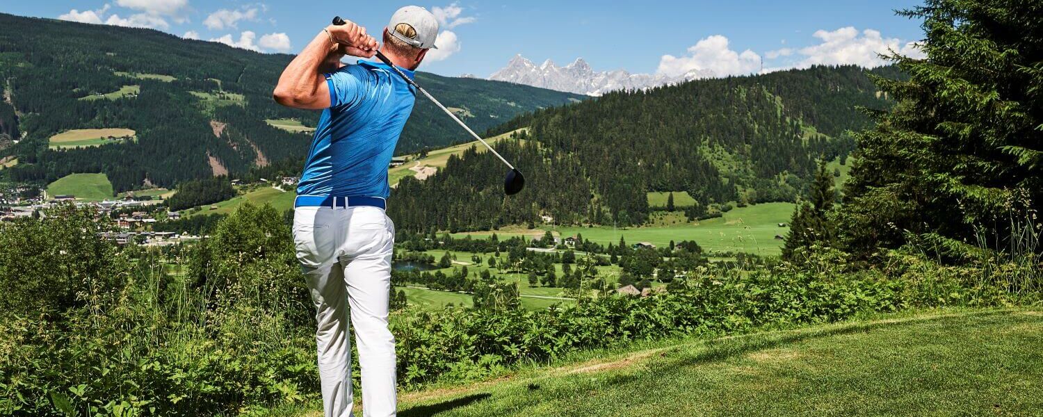 Golfers spelen op de golfbaan van Radstadt