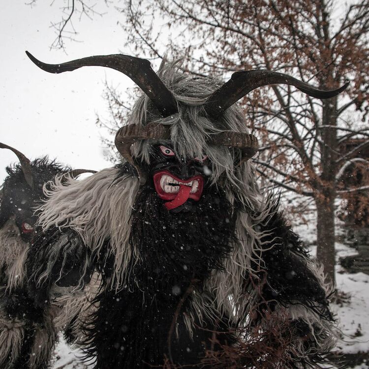 Schiachperchten und Toifi beim traditionellen Perchtenlauf im Raurisertal, Salzburg