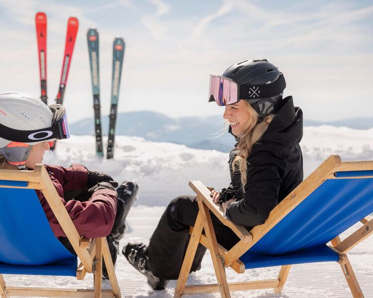 Auszeit mit Blick über das Skigebiet auf der Turracher Höhe beim Sonnenskilauf