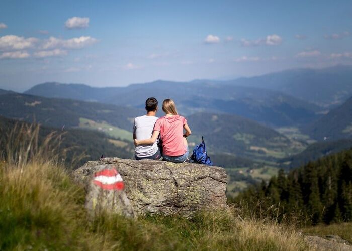 Weitblick vom Gipfel des Greim über die Wölzer Tauern, Murau und das Lachtal bei klarem Sommerhimmel