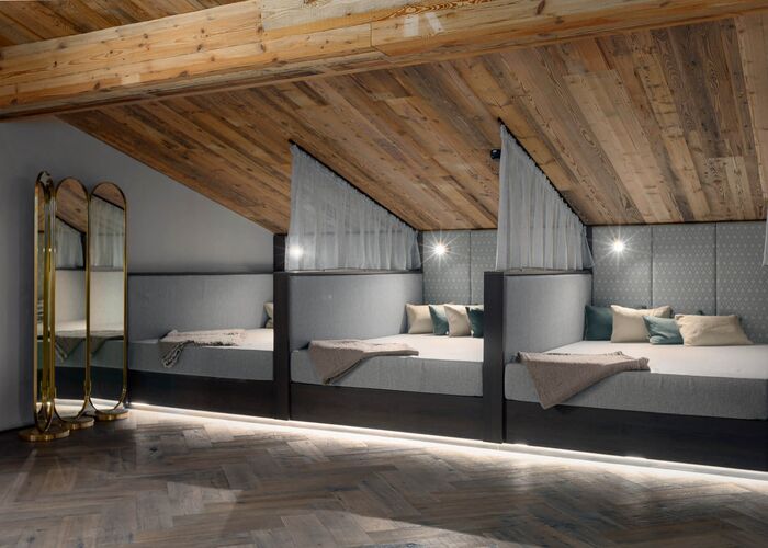 Separate relaxation areas with cozy cushions and blankets