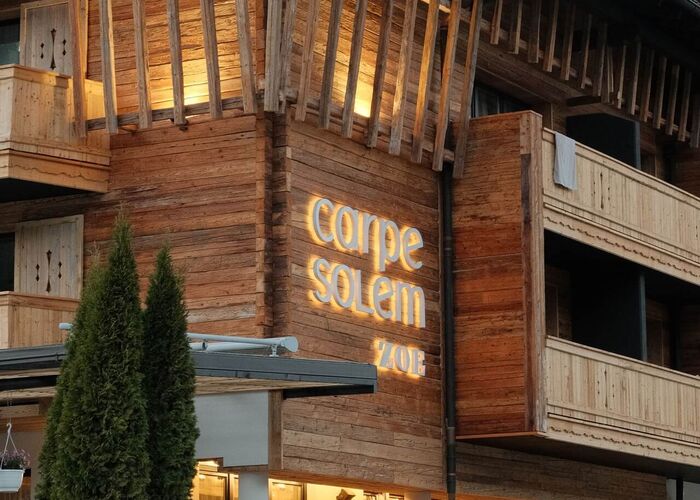 Buitenaanzicht van Carpe Solem Kaprun op een besneeuwde winterdag in het alpiene landschap van Kaprun.