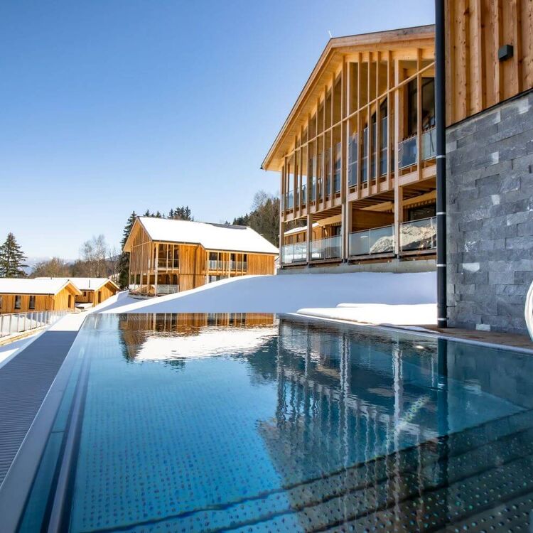 Moderne, schneebedeckte Chalets mit privatem Outdoor Pool.
