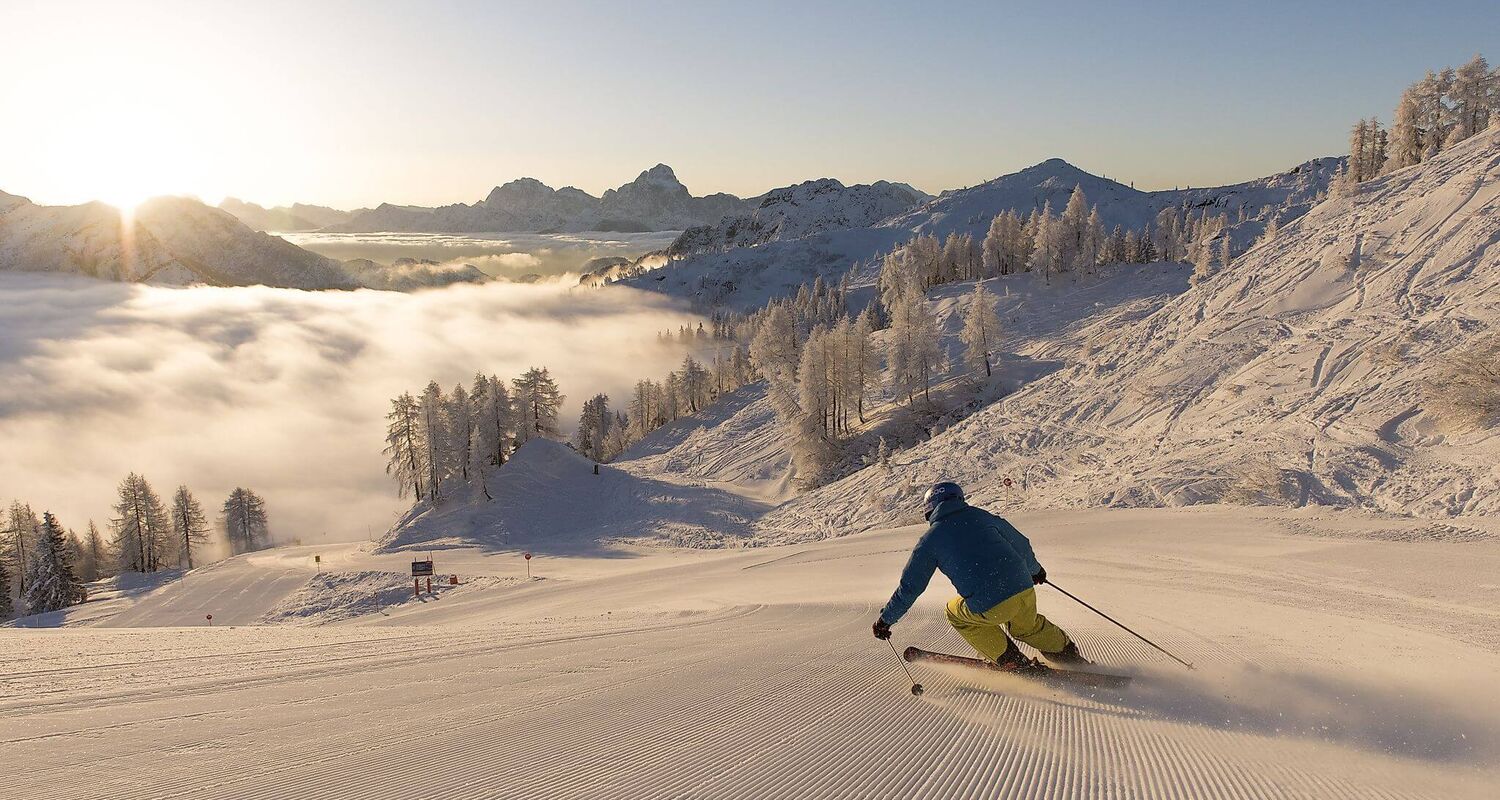 Skifahrer am Nassfeld über den Wolken