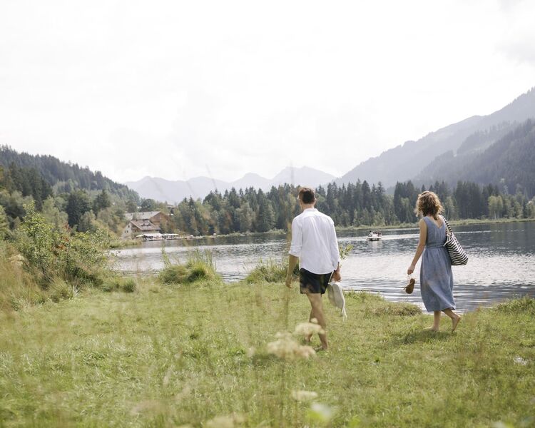 Naturnahes Schwimmen und Wildbaden im Schwarzsee bei Kitzbühel im Sommer