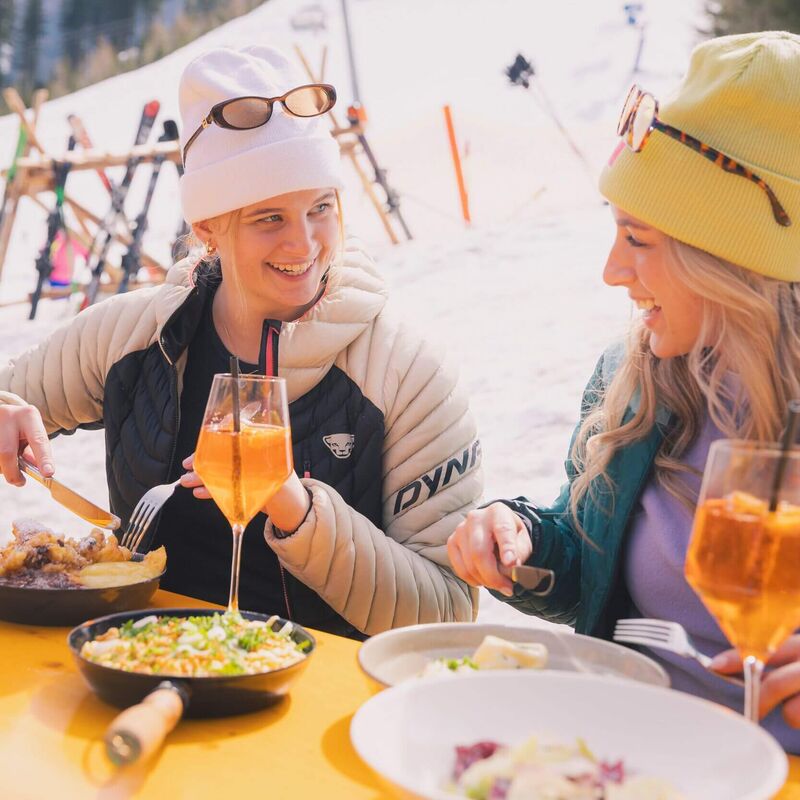 Gäste genießen das Mittagessen auf der Seebachalm im Skigebiet Turracher Höhe