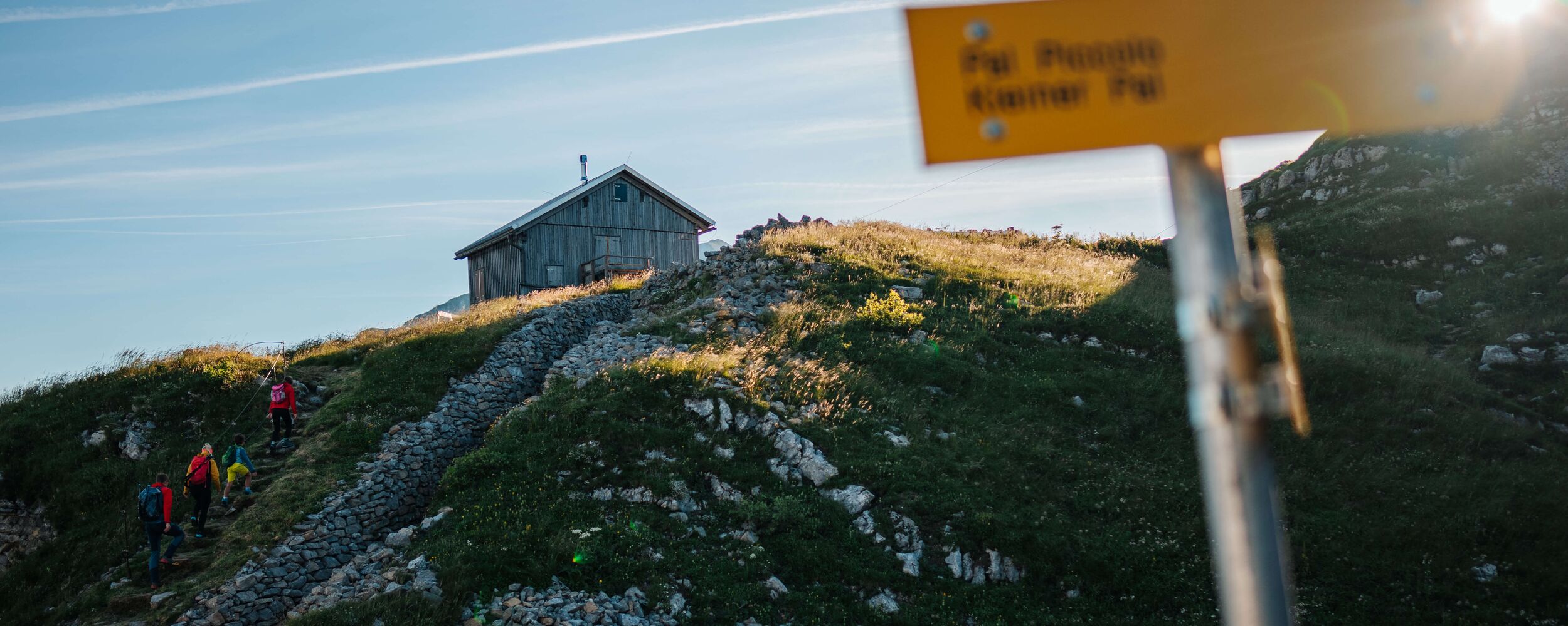 Herbstliche Landschaft am Nassfeld in Kärnten mit warmen Farben, Bergen und klarer Sicht