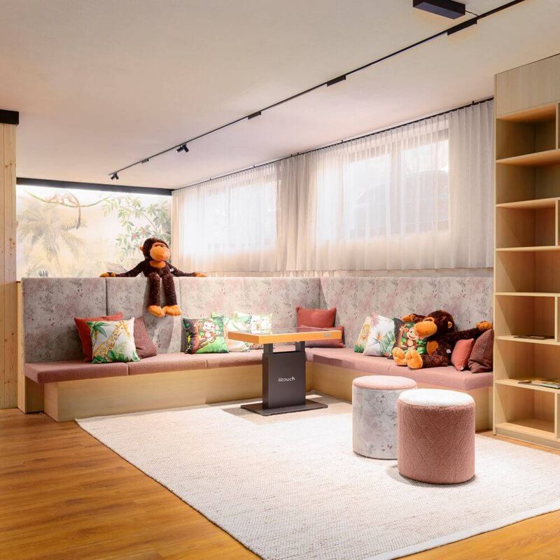 Kinderspielraum mit großen Stoffaffen, Kissen, Bauklötzen