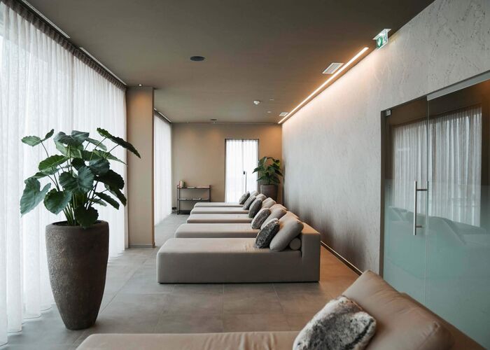 Ruheraum mit Wasserbetten und Blick ins Grüne