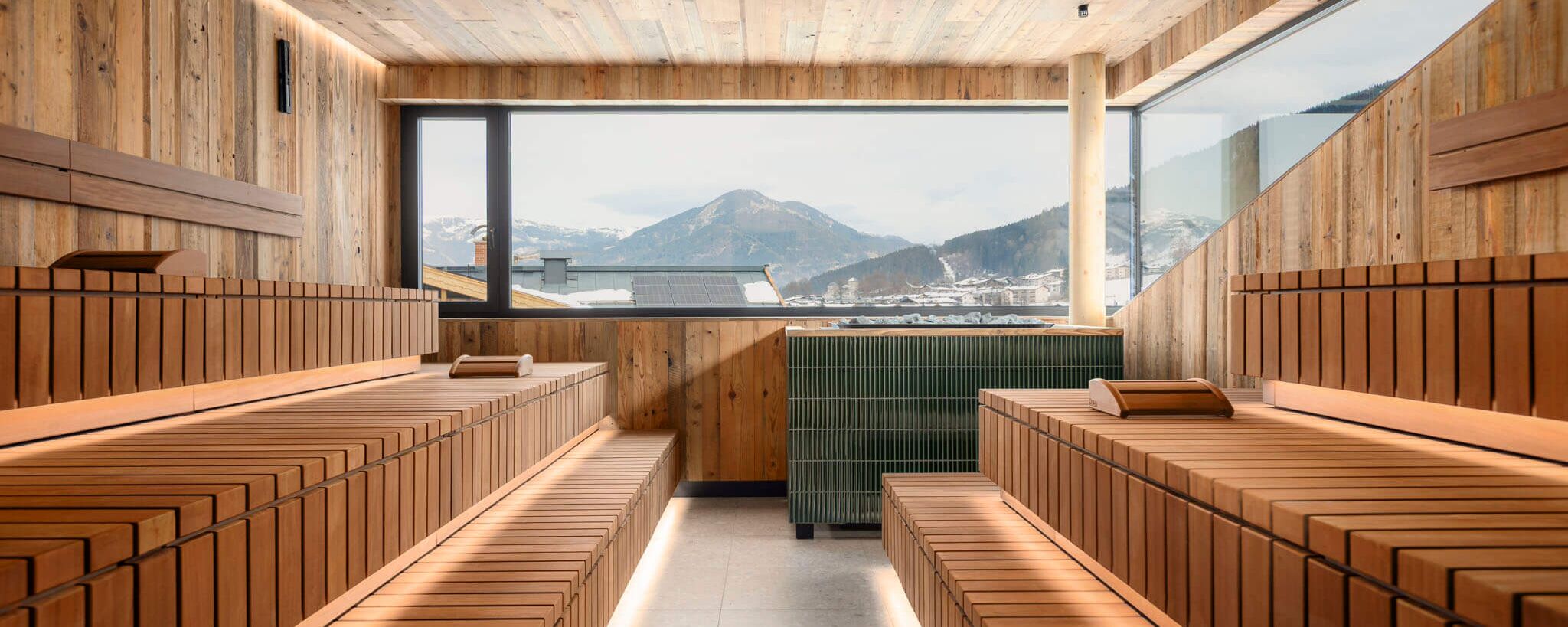Große Sauna mit indirekter Beleuchtung und schönen Ausblick
