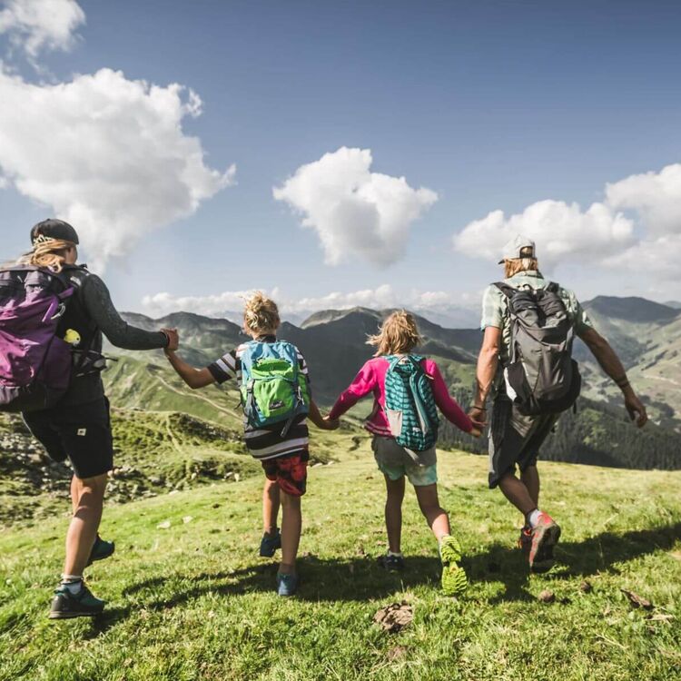 Family hiking in Saalbach Hinterglemm