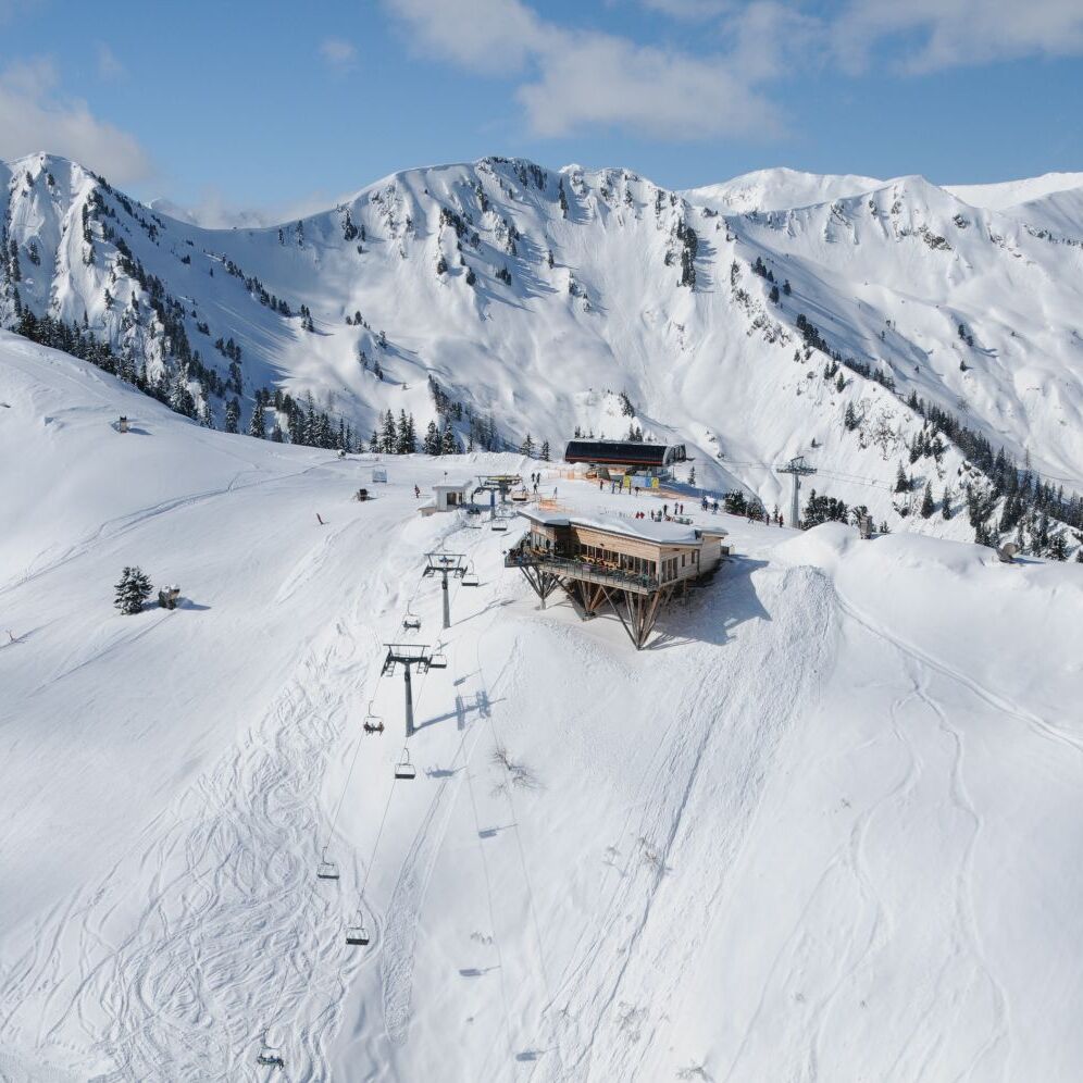 Bergstation mit Lift und tief verschneite Pisten im Skigebiet Schladming Dachstein