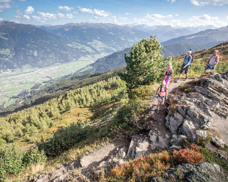 Familie bei einer Wanderung in den Bergen des Zillertals.