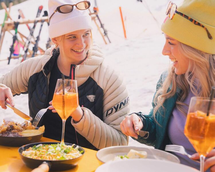 Gäste genießen das Mittagessen auf der Seebachalm im Skigebiet Turracher Höhe