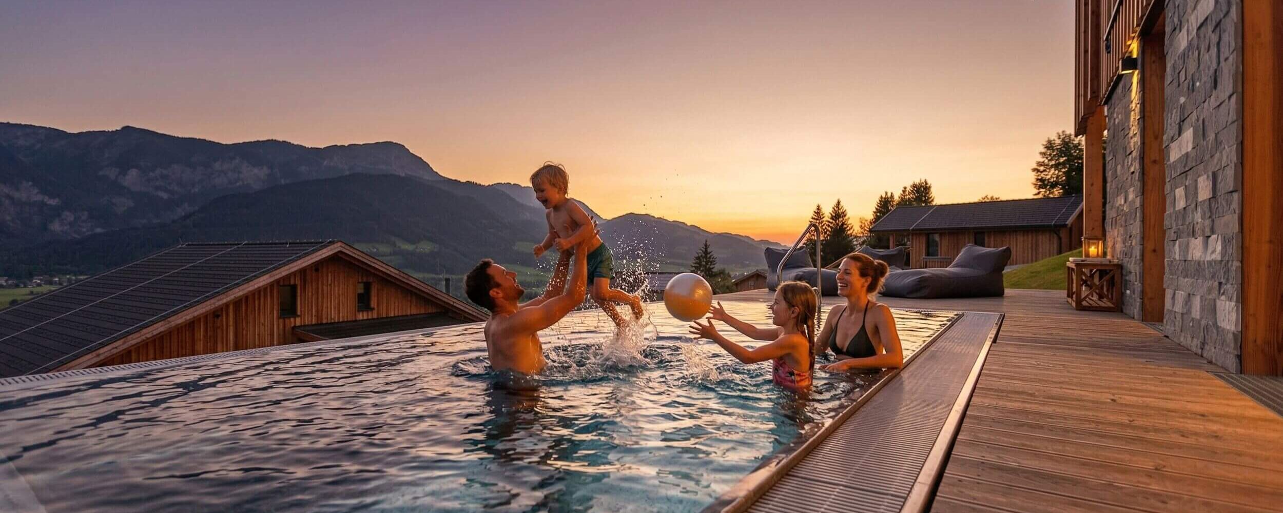 Familie entspannt im privaten Pool bei Sonnenuntergang in den Bergen.