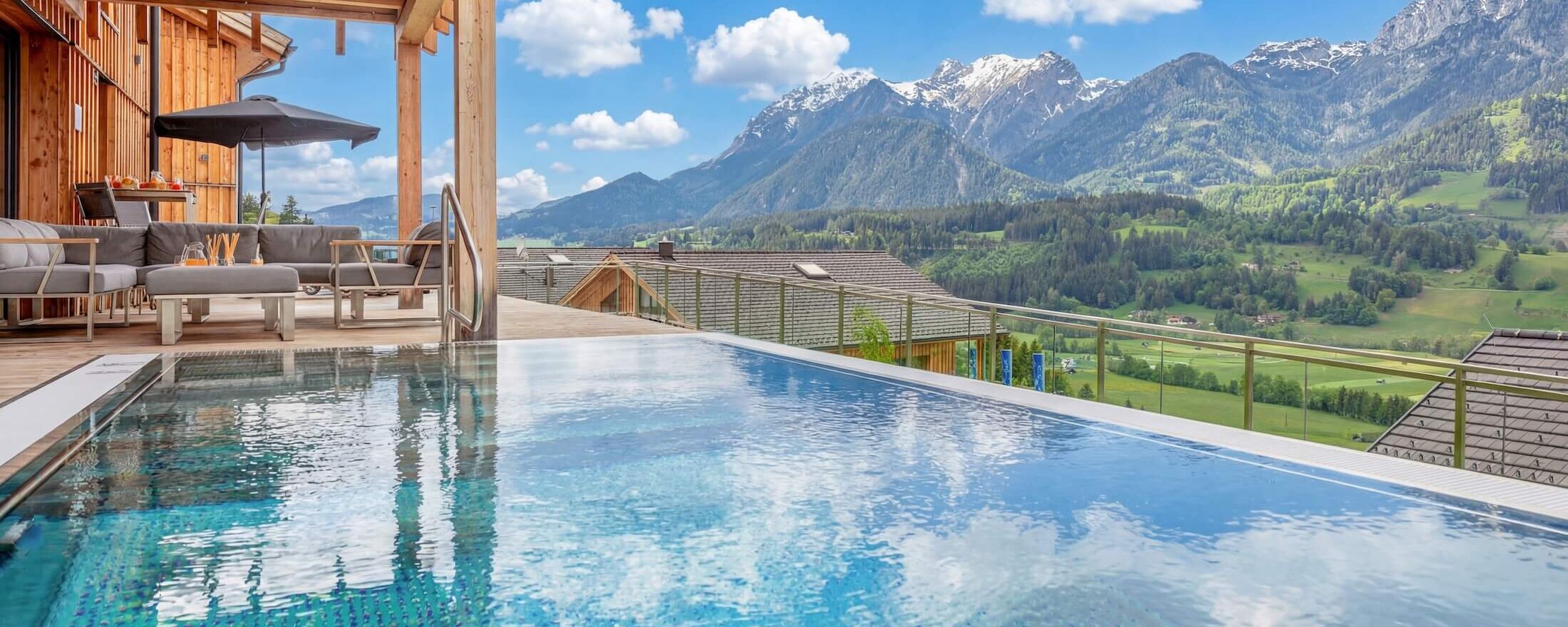 Ferienhaus mit privatem Pool und großer Terrasse mit Blick auf die Berge.