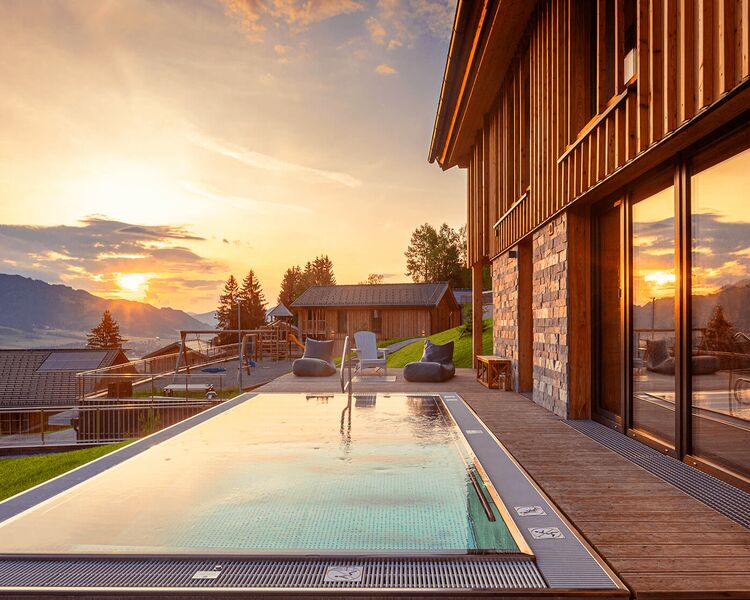 Schöner Ferienhaus-Pool mit Aussicht auf die Berge im Herbst