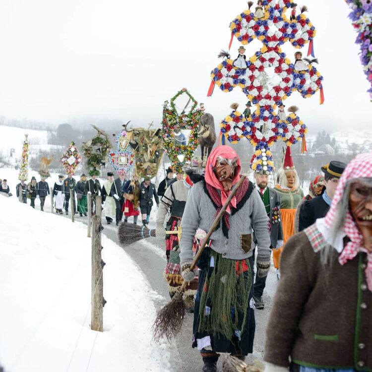 Menschen mit Blumenkränzen beim Gasteiner Tafelperchten-Brauch im Gasteinertal. © Gasteinertal Tourismus GmbH / Marktl Photography