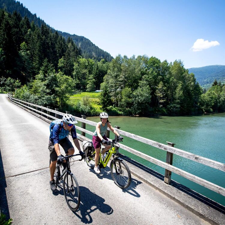 2 People at the Mur cycle path in Styria
