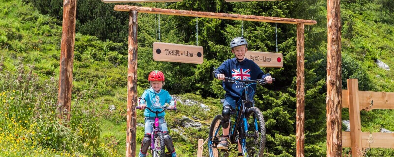 Kinder fahren Mountainbike auf den Junior Trails auf der Reiteralm in Schladming