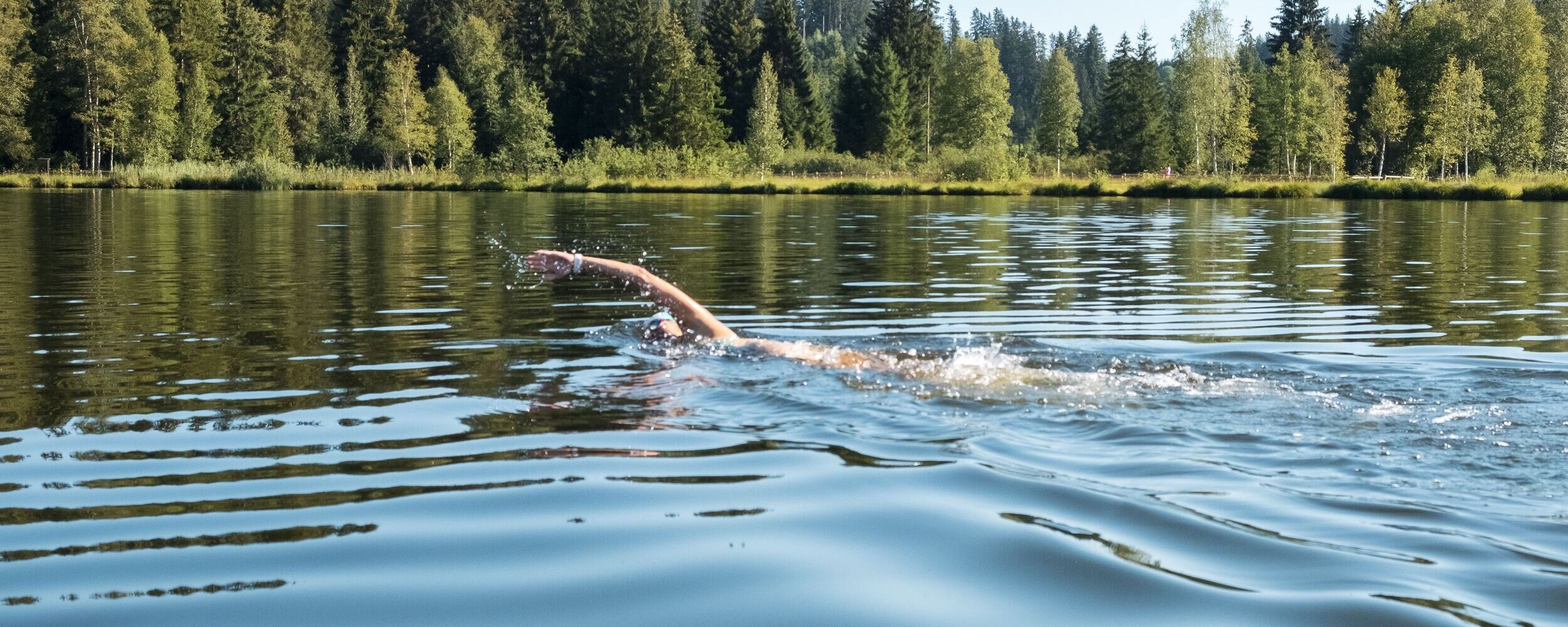 Schwimmen im See im Sommer in Kitzbühel – natürliche Abkühlung in den Alpen