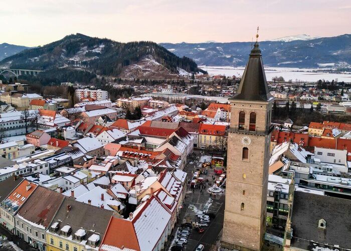 Sterrentoren in de winter met uitzicht op de stad Judenburg