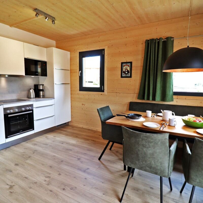 Helle Küchenzeile mit Essbereich und gedecktem Tisch