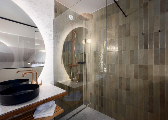Bathroom with washbasin and spacious shower