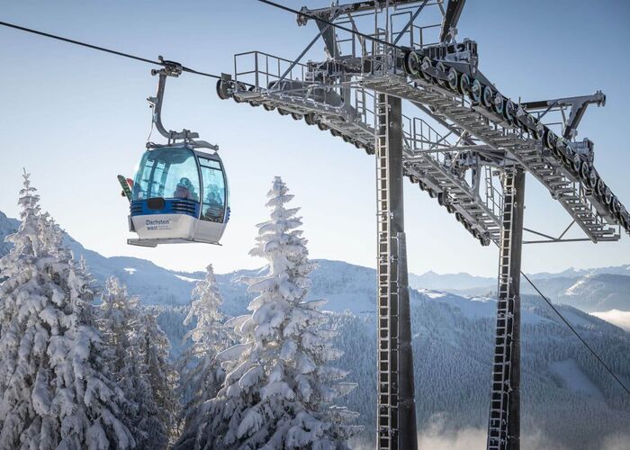 Donnerkogelbahn im Winter mit Blick auf die schöne Winterlandschaft