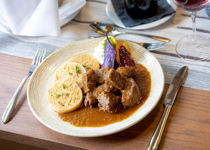 Wildgulasch mit Semmelknödel in der ALPS KITCHEN