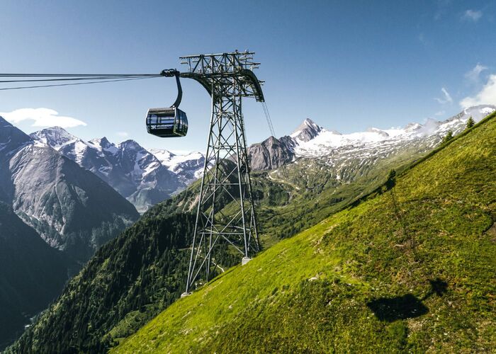 Summer cable car with a view of the Kitzsteinhorn