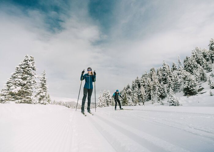 Zwei Langläufer genießen einen sonnigen Wintertag auf der Turracher Höhe in Kärnten