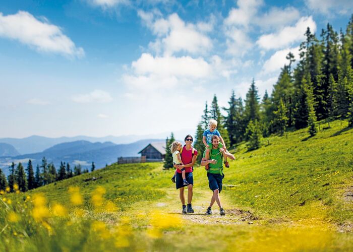 Family hiking Murau (c) Tom Lamm