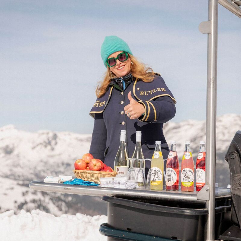 Pistenbutlerin baut ihr Sortiment auf dem Skidoo auf, inklusive Pistenbutler Sekt und speziellen Murauer Murelli der Brauerei Murau