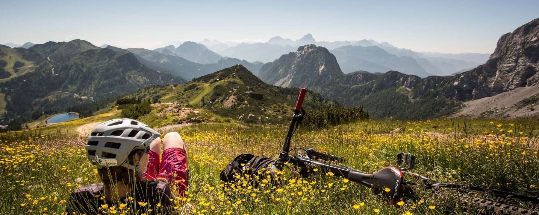 Mountainbiker bei den Nassfeld Bike Days auf einem Trail in der alpinen Berglandschaft Kärntens