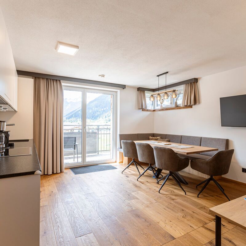 Kitchen and dining area   Zugspitz Suites Lermoos