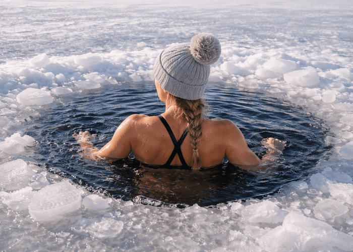Eisbaden in Waldbach mit einer Dame im See