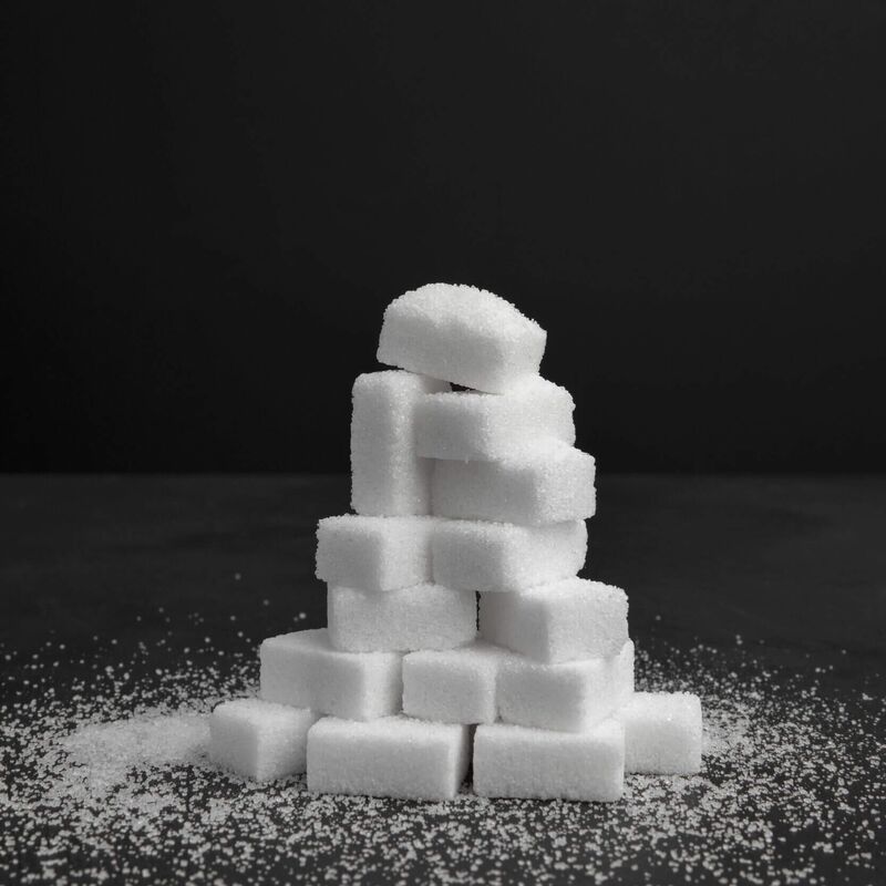 Weißer Kristallzucker zum Süßen von Kaiserschmarrn