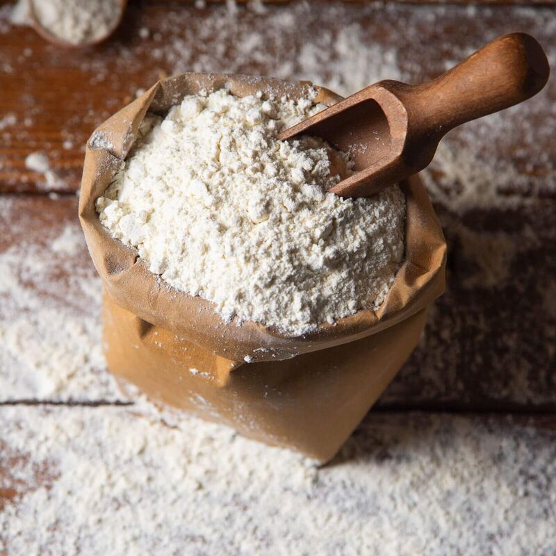 Weizenmehl als Basiszutat für Kaiserschmarrn Teig